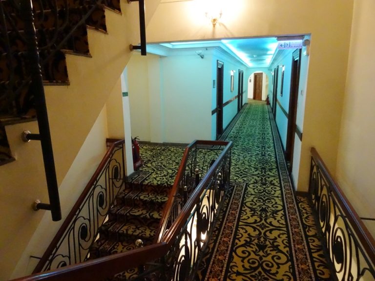 3階の廊下(階段からの眺め)