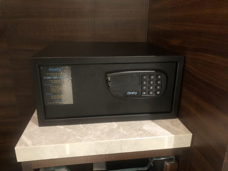 クローゼットの中にあるセーフティボックス