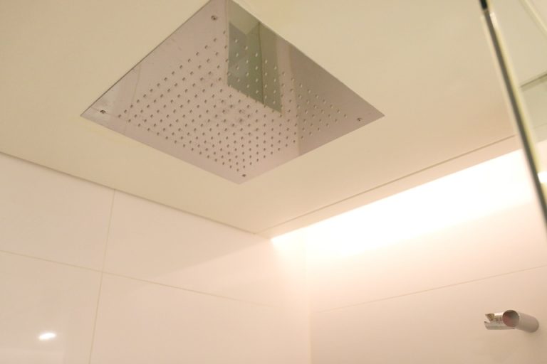 シャワー室シャワー上からも