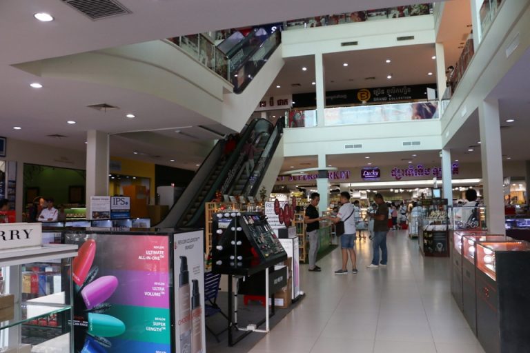 ホテルから徒歩1分のショッピングモール内観