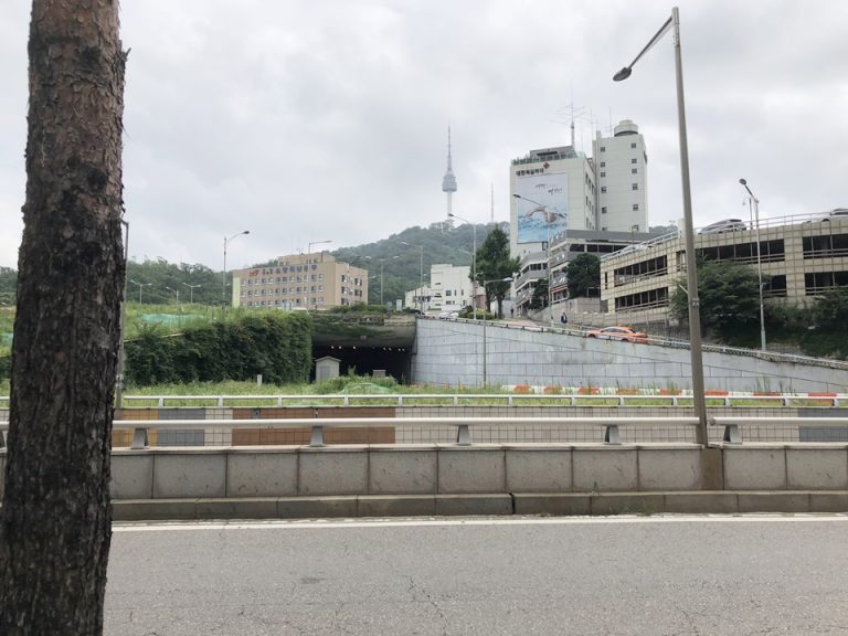 ホテル近くから見えるソウルタワー