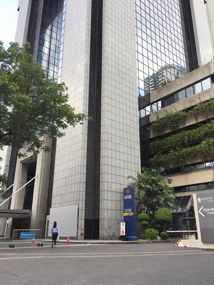 大通りに面している手前のビルから入り通り抜けるとバンヤンツリーへ