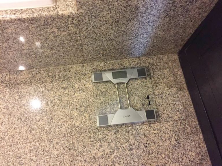 バスルームには体重計も
