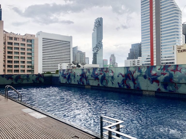 バンコクで今一番注目のマハナコンビルが見えるプール。