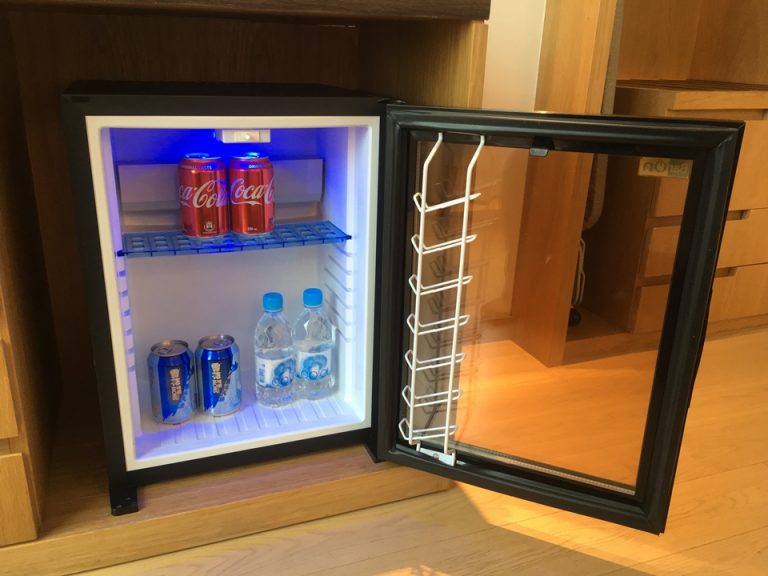 冷蔵庫内にコーラと水とビールが入っています。