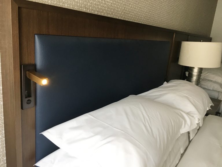 ツインベッド横のライト