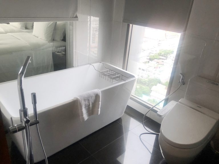 深さのあるバスタブ。水量・水圧も十分でした。