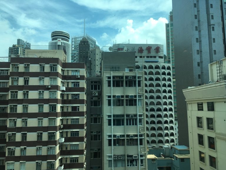 窓からの景色、マンションが立ち並んでいます。