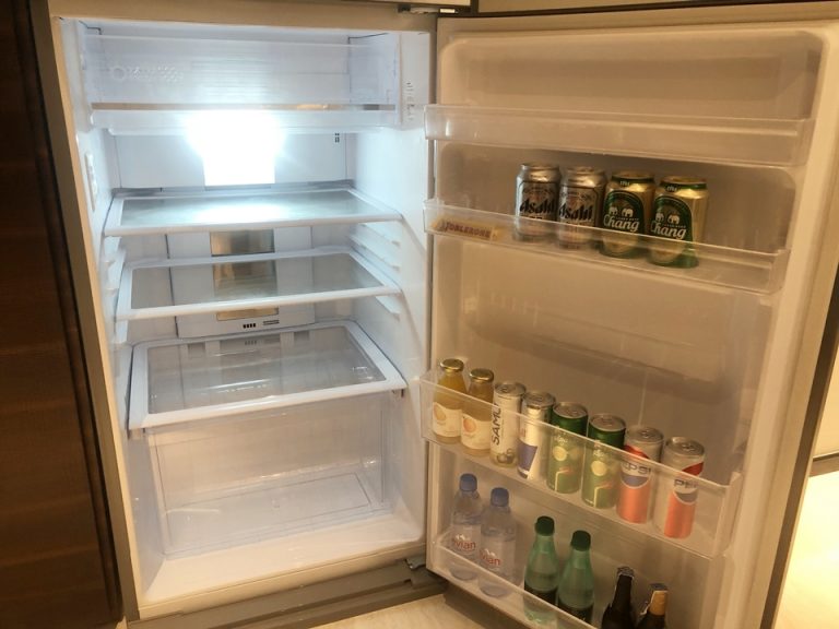 冷蔵庫にはドアポケットに有料のドリンクが並んでいます