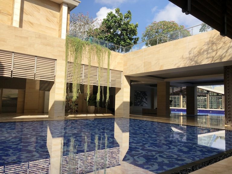 フロントから客室に向かう通路