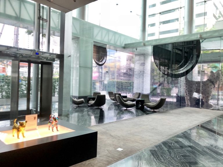 ロビーはガラスを多用した吹き抜けで実際以上に開放感があります。