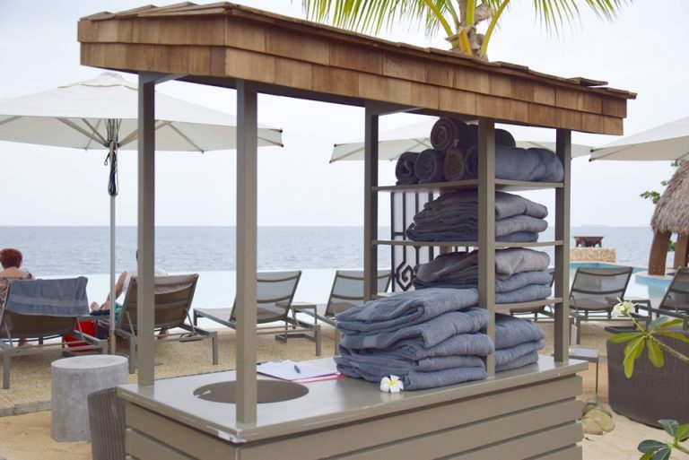 プールサイドに用意されているタオル