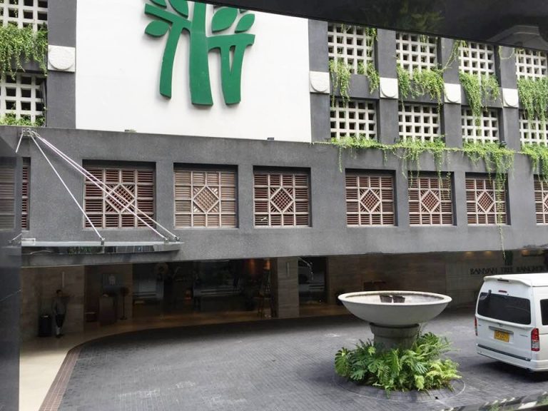 車を横付けできるスペースのあるエントランス