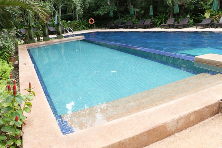 子ども用の浅いプール1