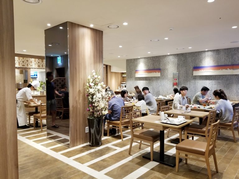 レストラン(入口側から)