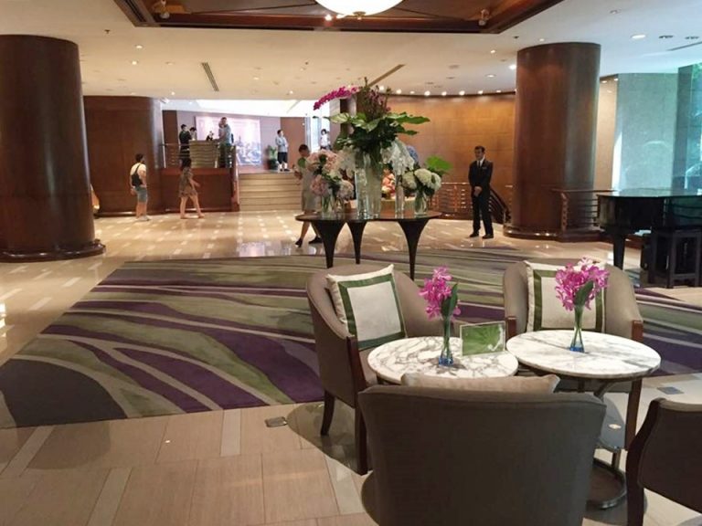 ロビーは明るくいい香りに包まれている