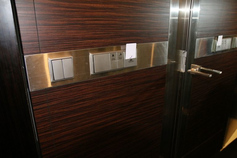 カードを刺して照明が付くタイプ ドア内側