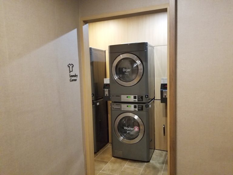 スパ内部にコインランドリー