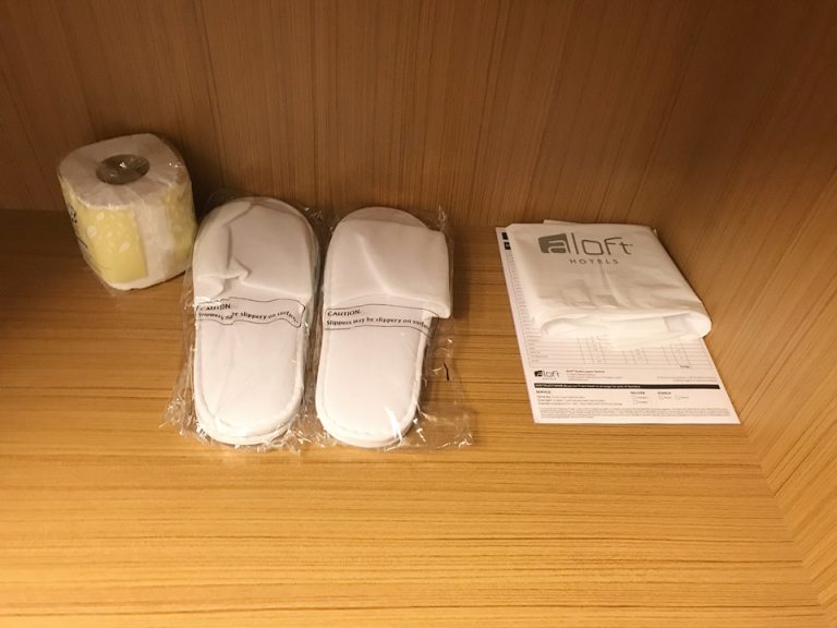 アメニティ(スリッパとトイレットペーパー)