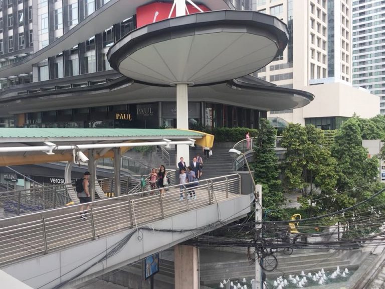 ホテル向いのビル内にあるPaul