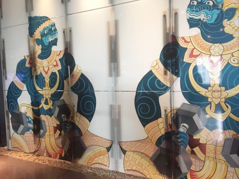 ジムの入り口には神話に出てくる強さを象徴した神もトレーニング