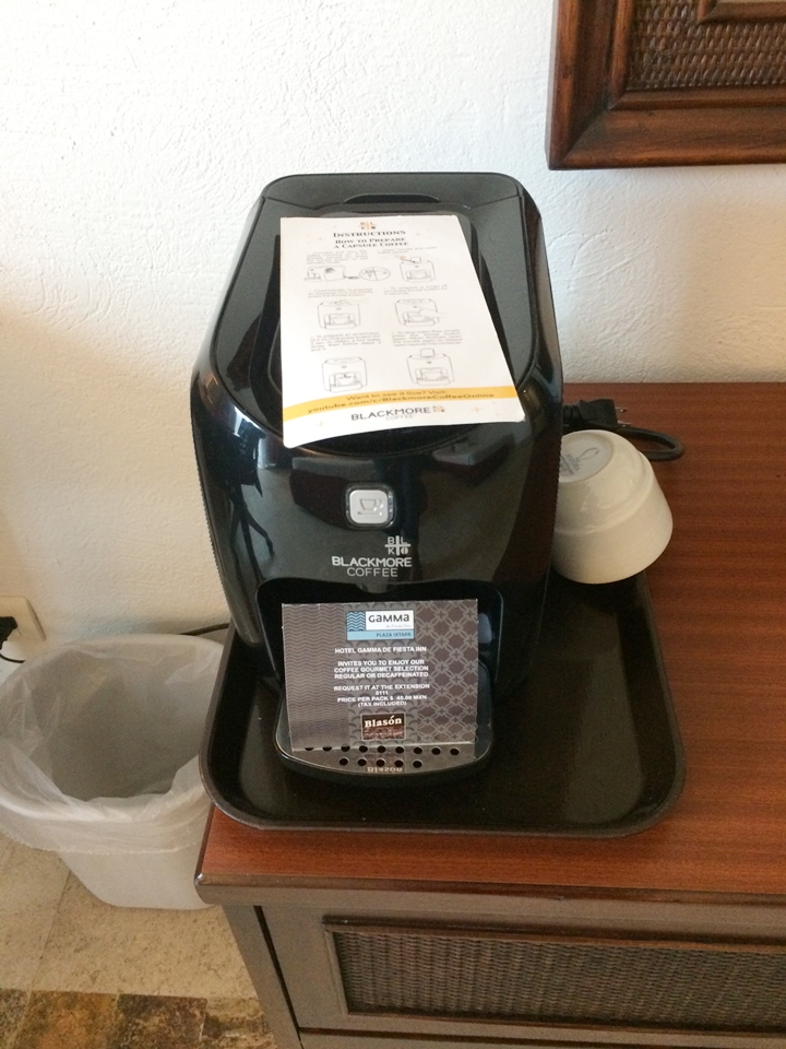 コーヒーメーカーとカップ