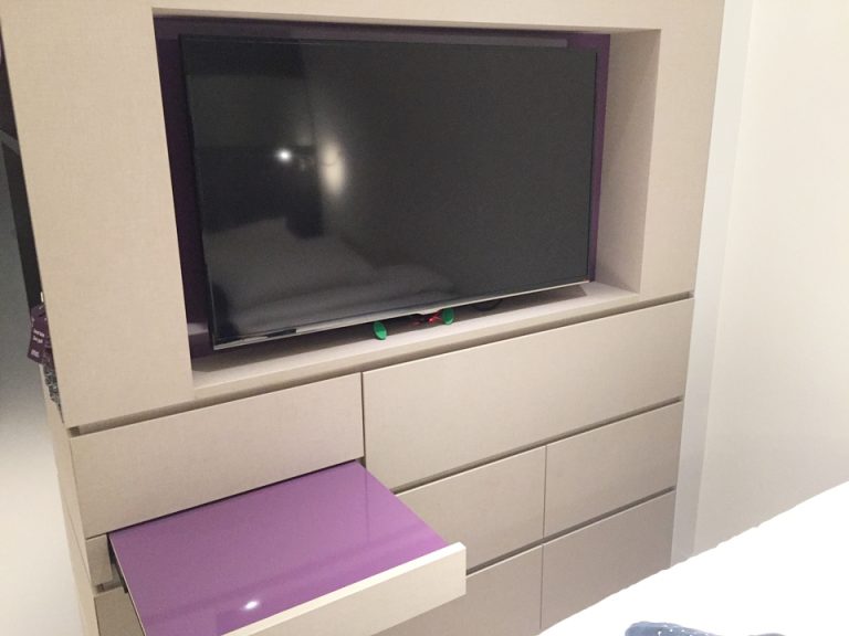 テレビ(左下は引き出し式テーブル)