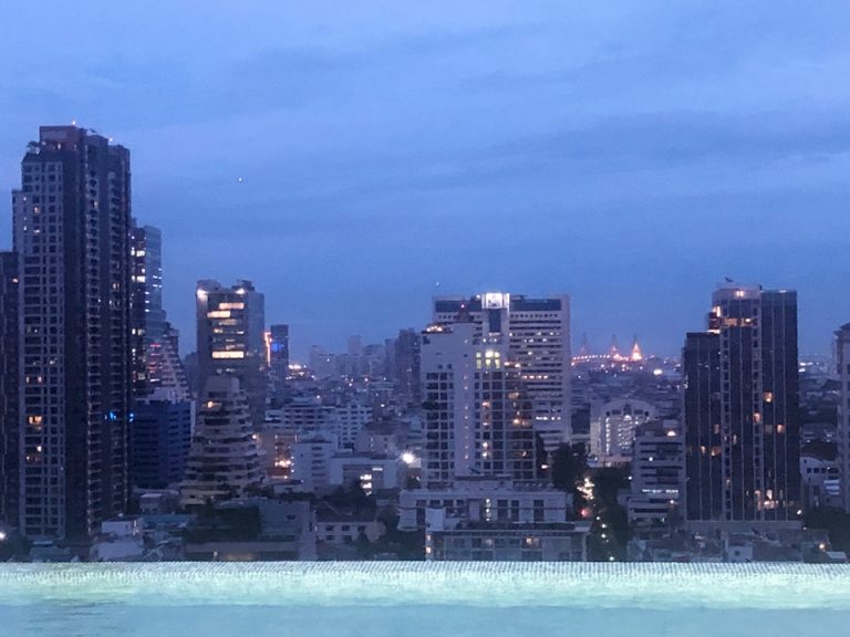 周りの夜景にプールの水面が一体化しとても幻想的なひと時が味わえました