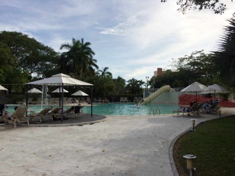 ホテルのプール