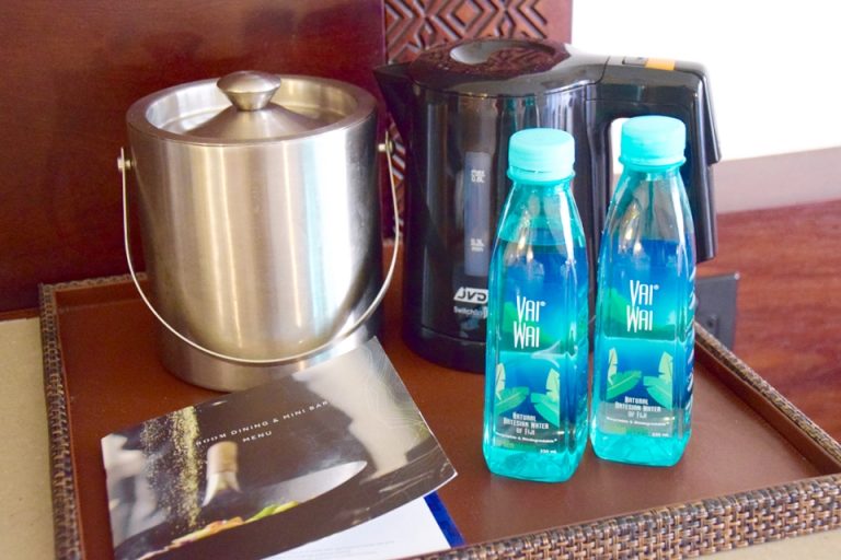 カフェコーナーの電気ケトルとミネラルウォーター