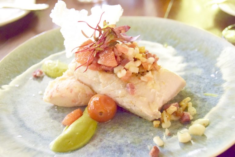 「FISH BAR」のローカル魚料理