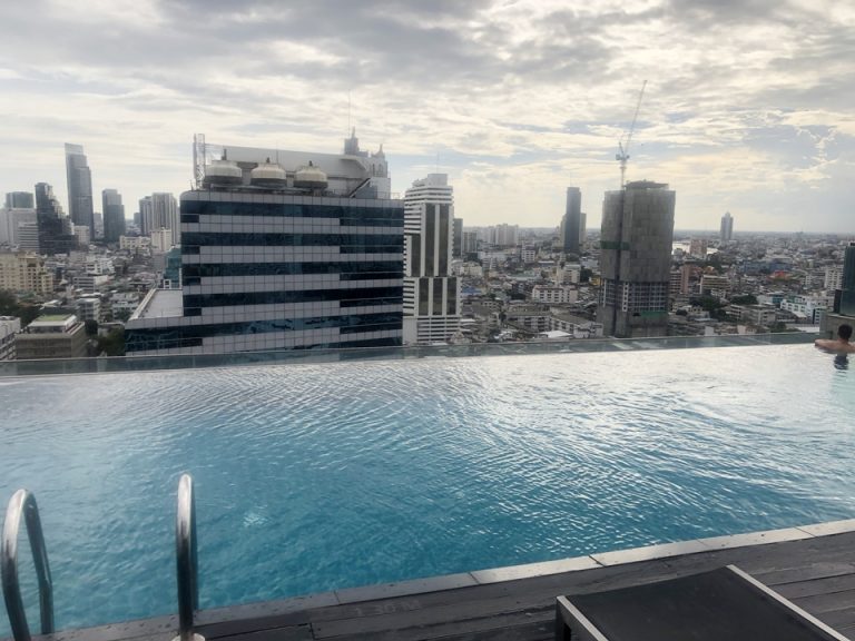 前を遮る壁がないのでとても開放感があったプール。