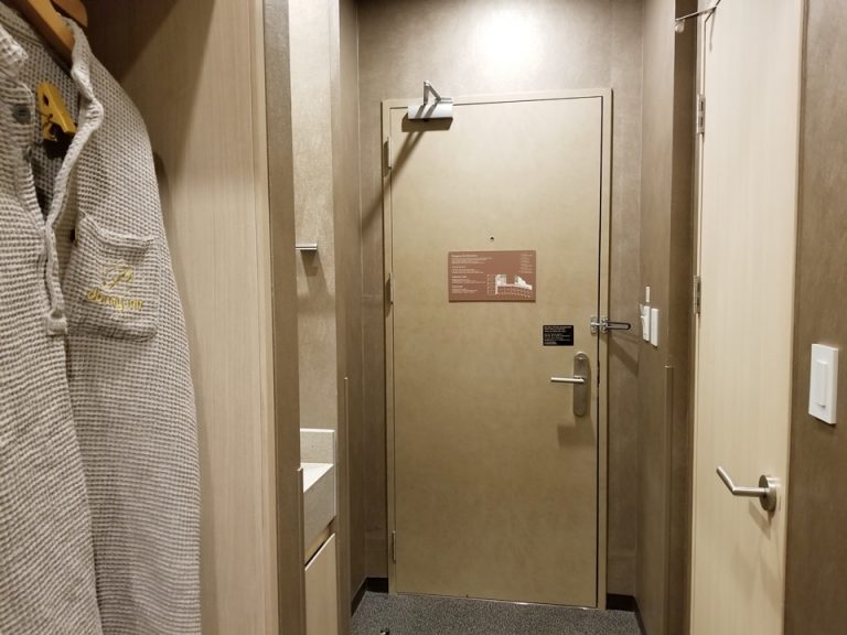 部屋から入口方面