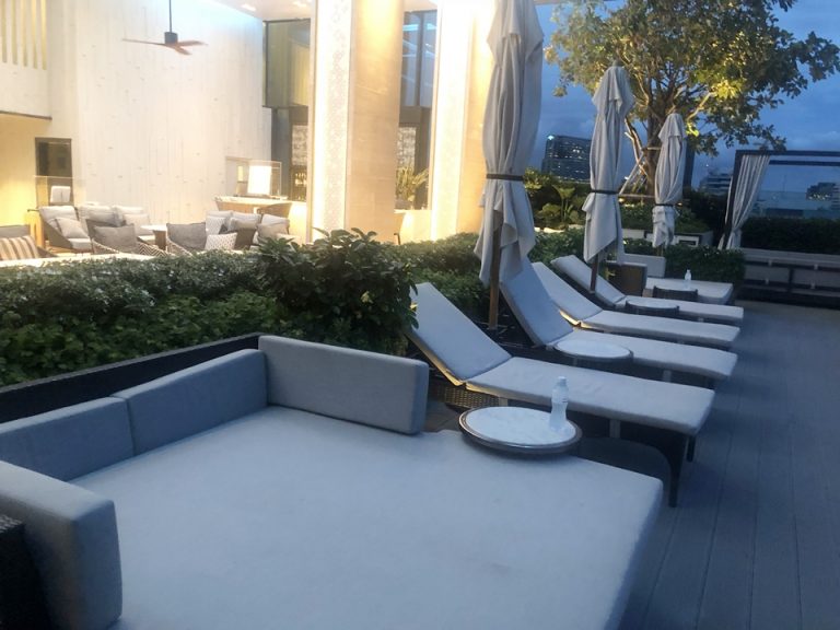 プールサイドにはデッキチェア。こちらも間隔を広くとってあります