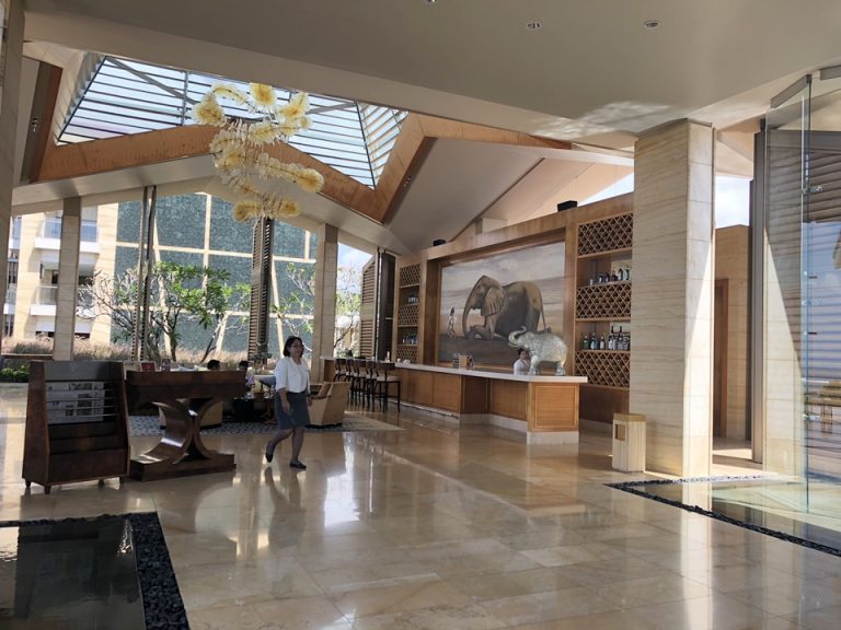 エントランスホール全体 (1)