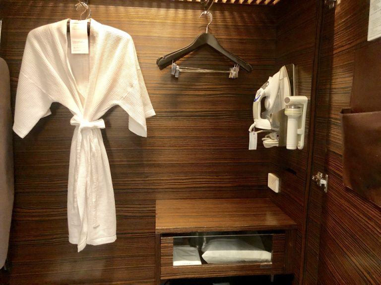 クローゼットの中。ドライヤーやアイロンもありました。もちろんセーフティボックスも。