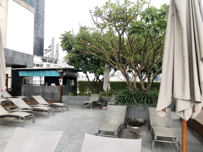 プールサイドにはバーもあります。支払いはチェックアウト時にまとめて清算できます。