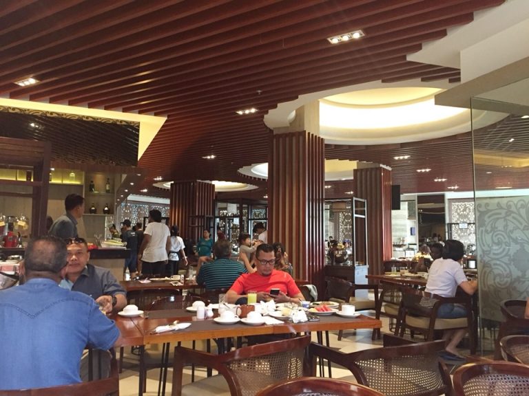 朝食会場の中02