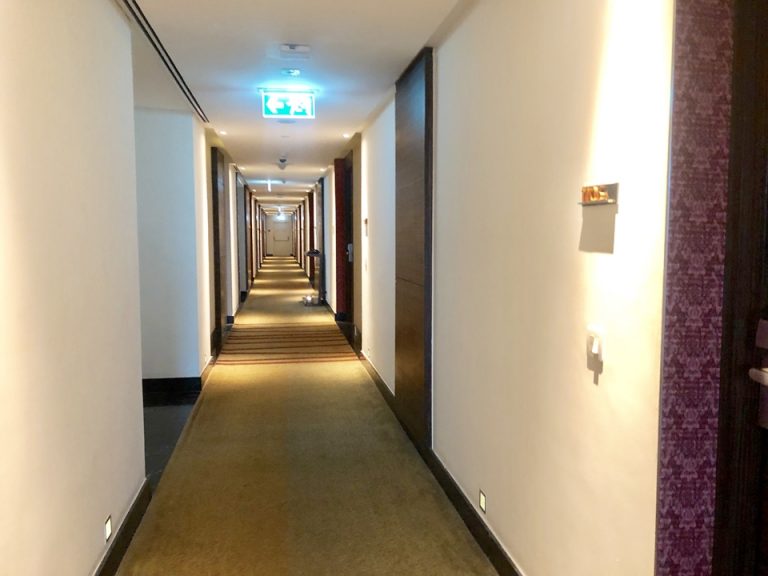 落ち着いた色合いでまとめた廊下