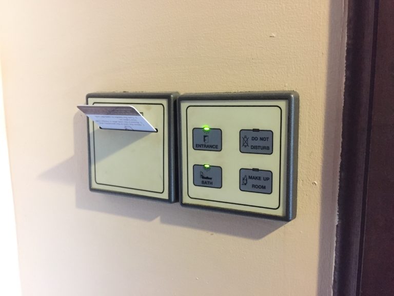 部屋の中のカードキー差込口3