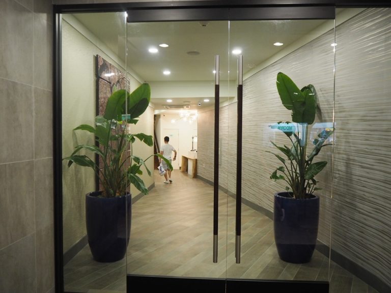 ホテル入口外観