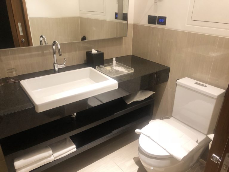 TOTOのトイレ。タイの他の場所と同じく紙は長さないで横にあるゴミ箱に捨てるようになってます。