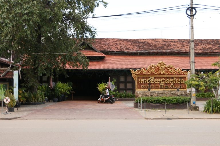 夜にアプサラダンスショーが見れるレストラン(ホテルから徒歩3分)