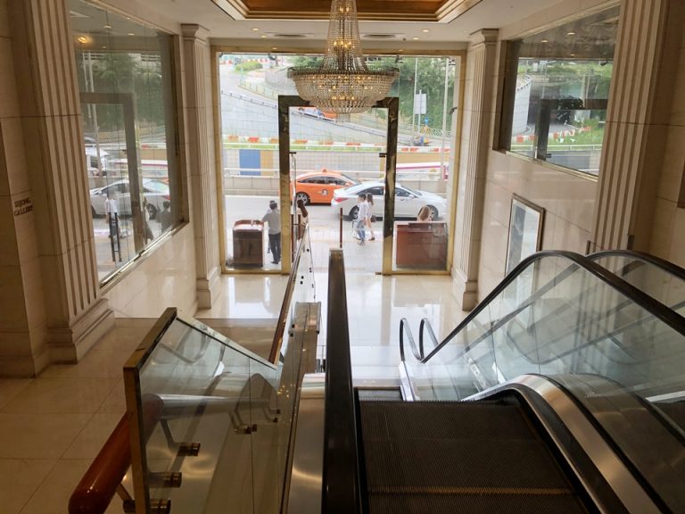 エントランスから見た外