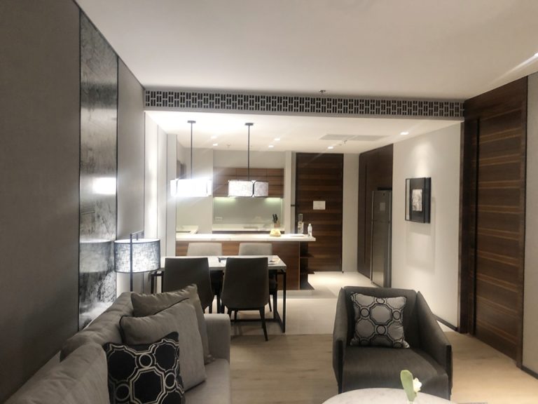 右手真ん中の扉からベッドルームに行けます