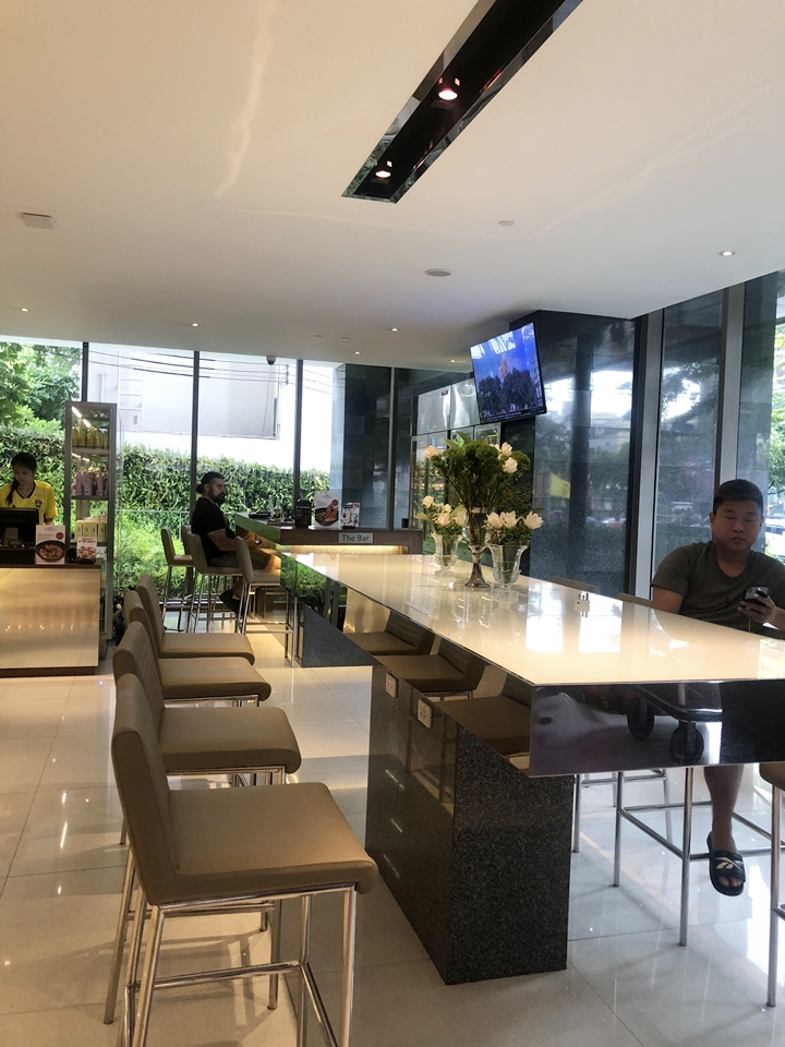 ロビーにはカウンターテーブルあり充電も出来ます。