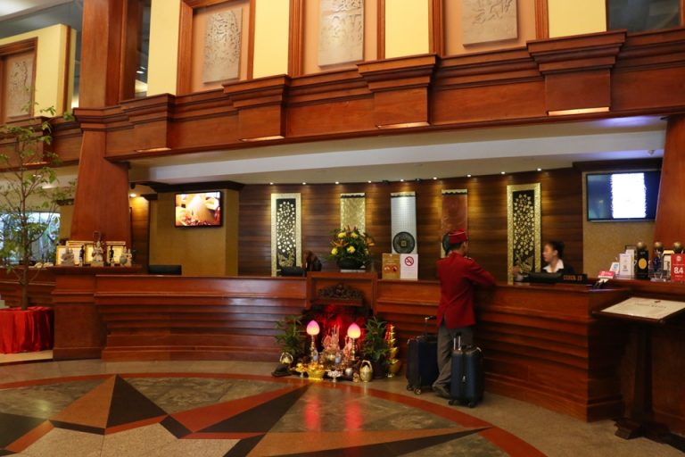 フロント(上手から)