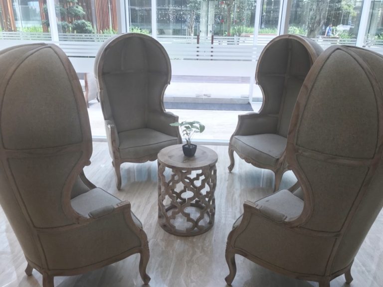 エレベーター前の椅子