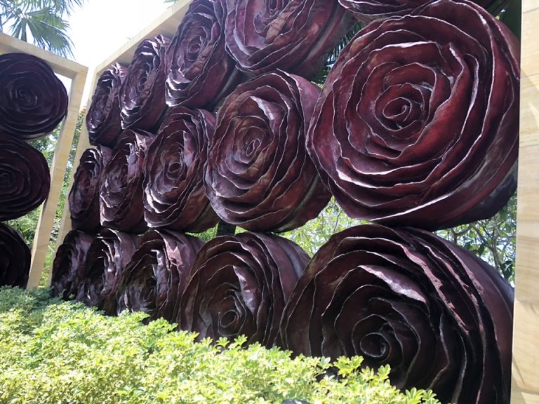 入り口からエントランスに続く壁