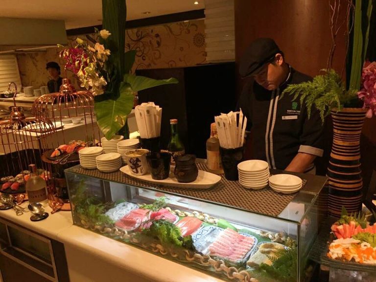 ランチビュッフェではお寿司も握ってくれる